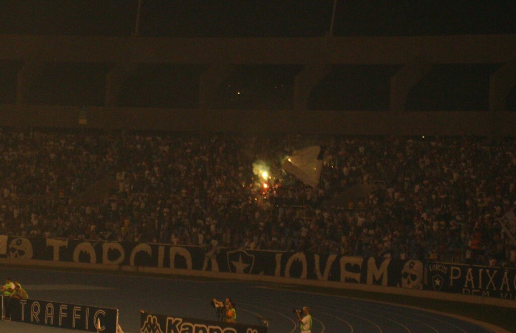 Partida do Campeonato Brasileiro Série A com times no campo durante a maior liga de futebol do Brasil
