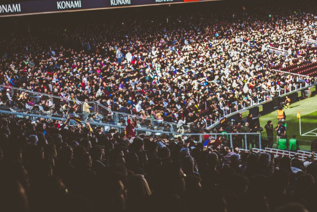 Estádio lotado com torcedores vibrantes durante partida da Copa do Mundo 2026 transmitida pela Globo, sportv e Cazé TV