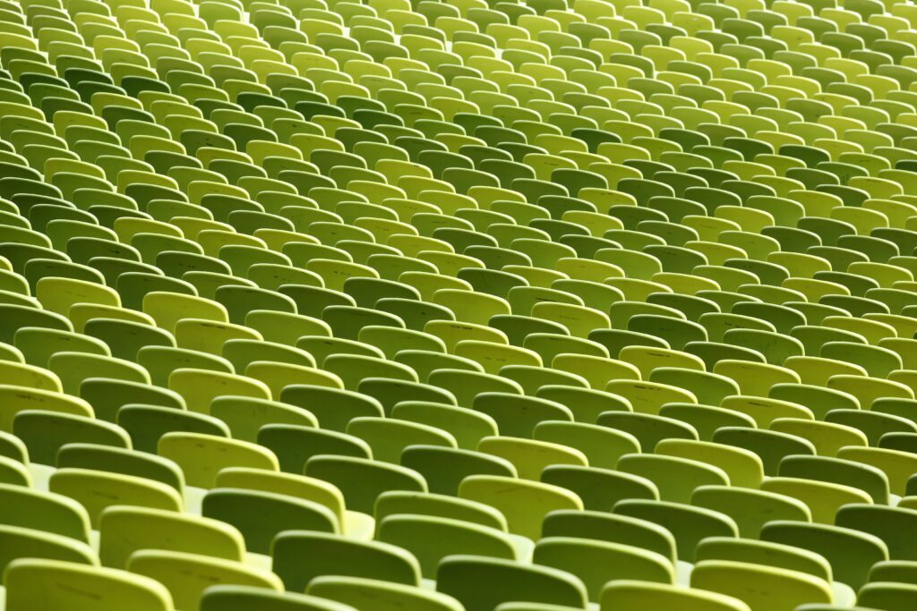 Defensores posicionados em linha durante partida de futebol utilizando esquema tático com 5 jogadores na defesa
