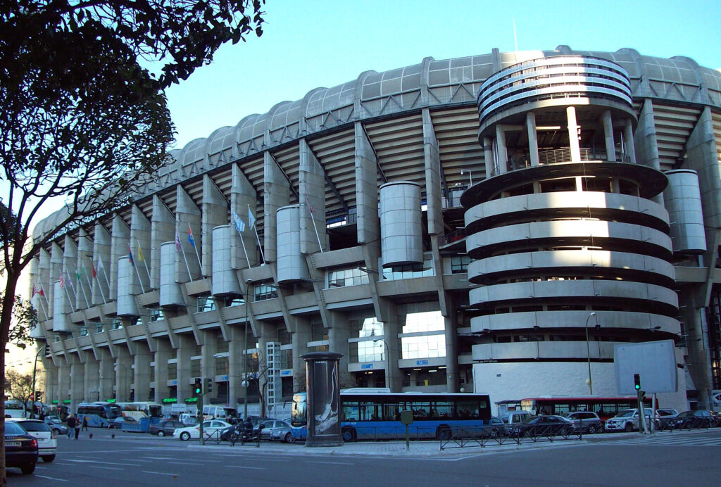 Fachada do Estádio Santiago Bernabéu, casa do Real Madrid, clube de Vinicius Jr na Copa 2026
