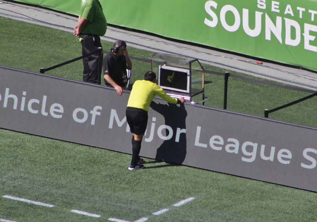 Árbitro Baldomero Toledo confere o monitor VAR durante Seattle Sounders x Sporting Kansas City