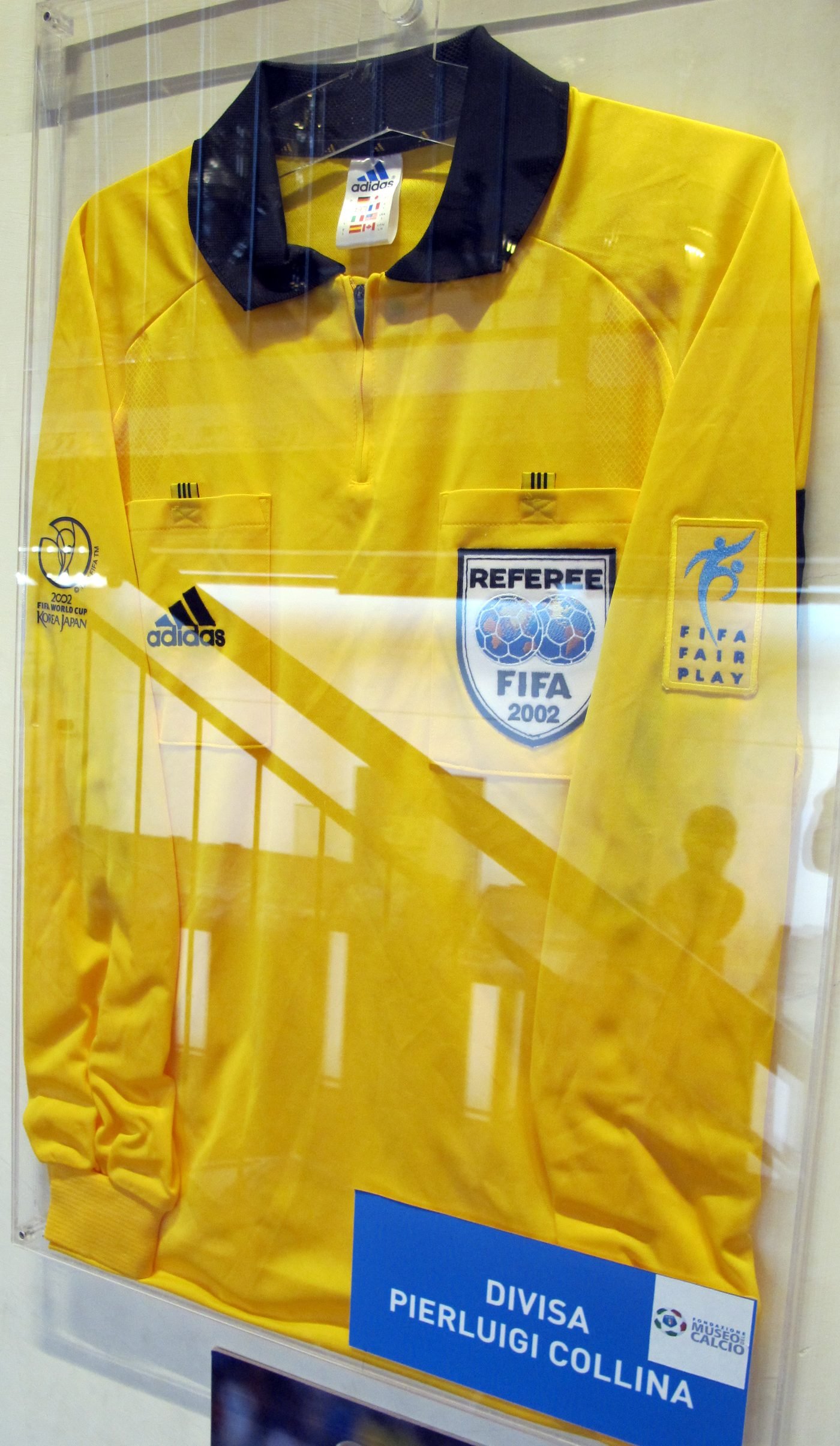 Camisa usada por Pierluigi Collina na final da Copa do Mundo de 2002, exposta em museu