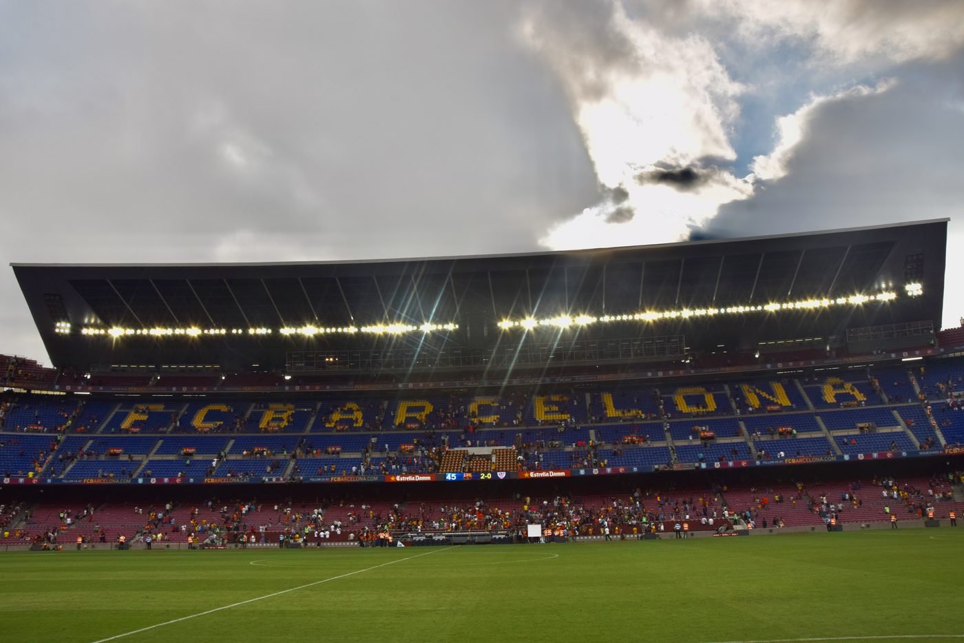 Jogadores em campo durante partida no Camp Nou, casa do 4-3-3 do Barcelona