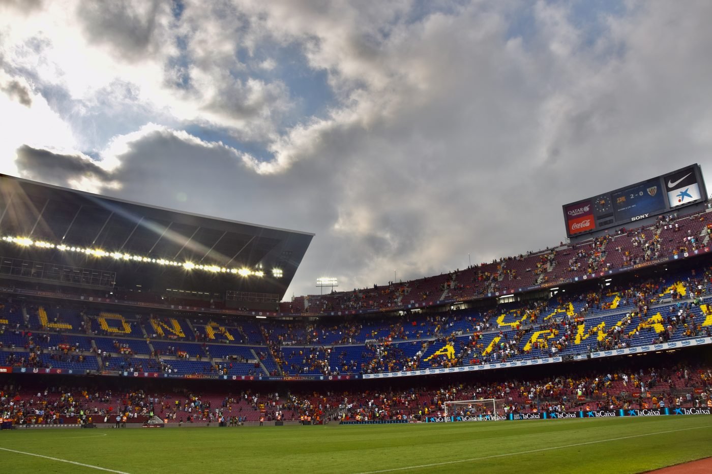 Jogadores em campo durante partida no Camp Nou, estádio do FC Barcelona