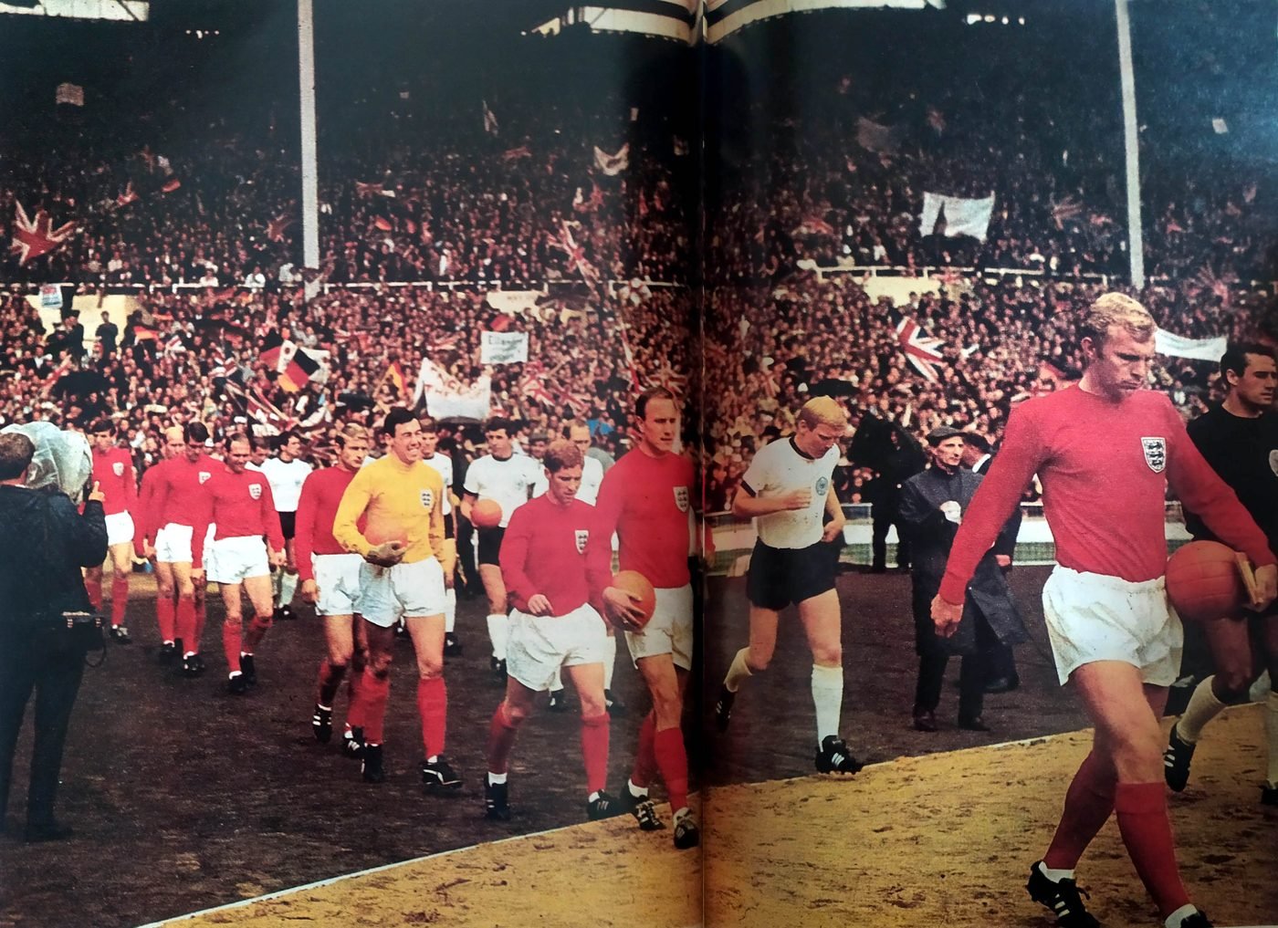Jogadores da Inglaterra e da Alemanha Ocidental entrando em campo na final da Copa do Mundo de 1966