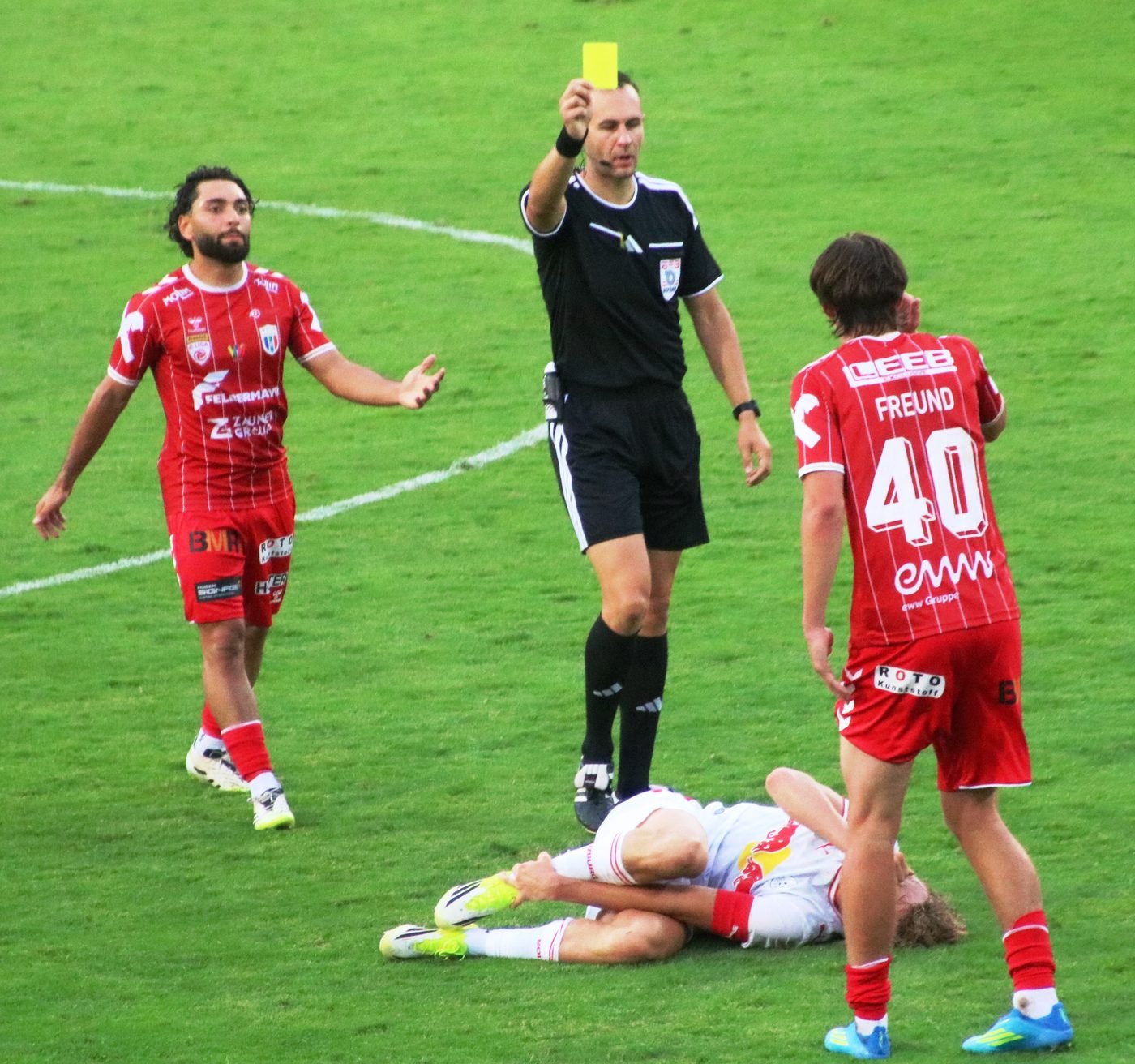 Jogadores de futebol organizados taticamente em campo durante partida