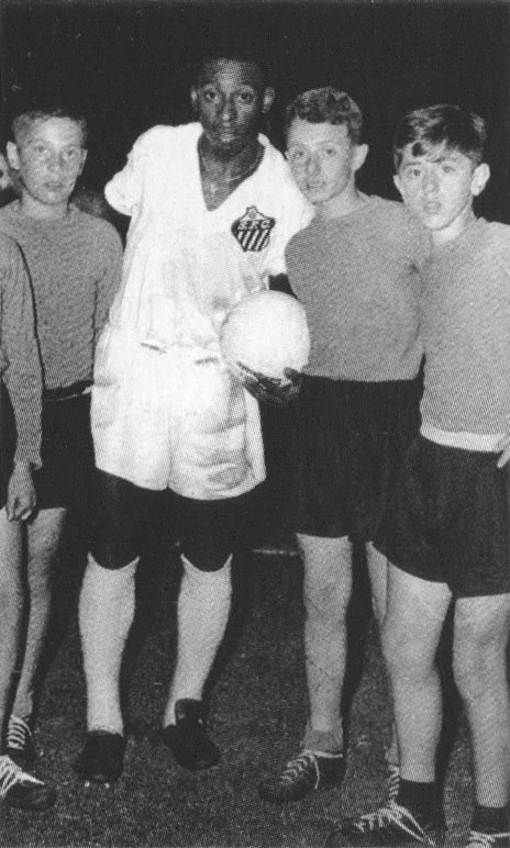 Pelé em ação pelo Santos Futebol Clube, um dos maiores artilheiros da história