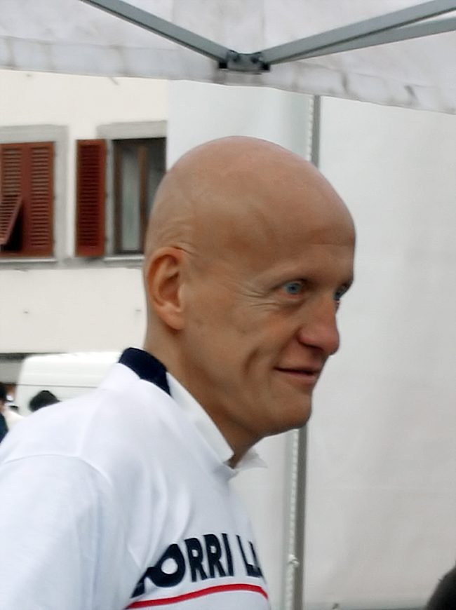 Retrato do árbitro italiano Pierluigi Collina
